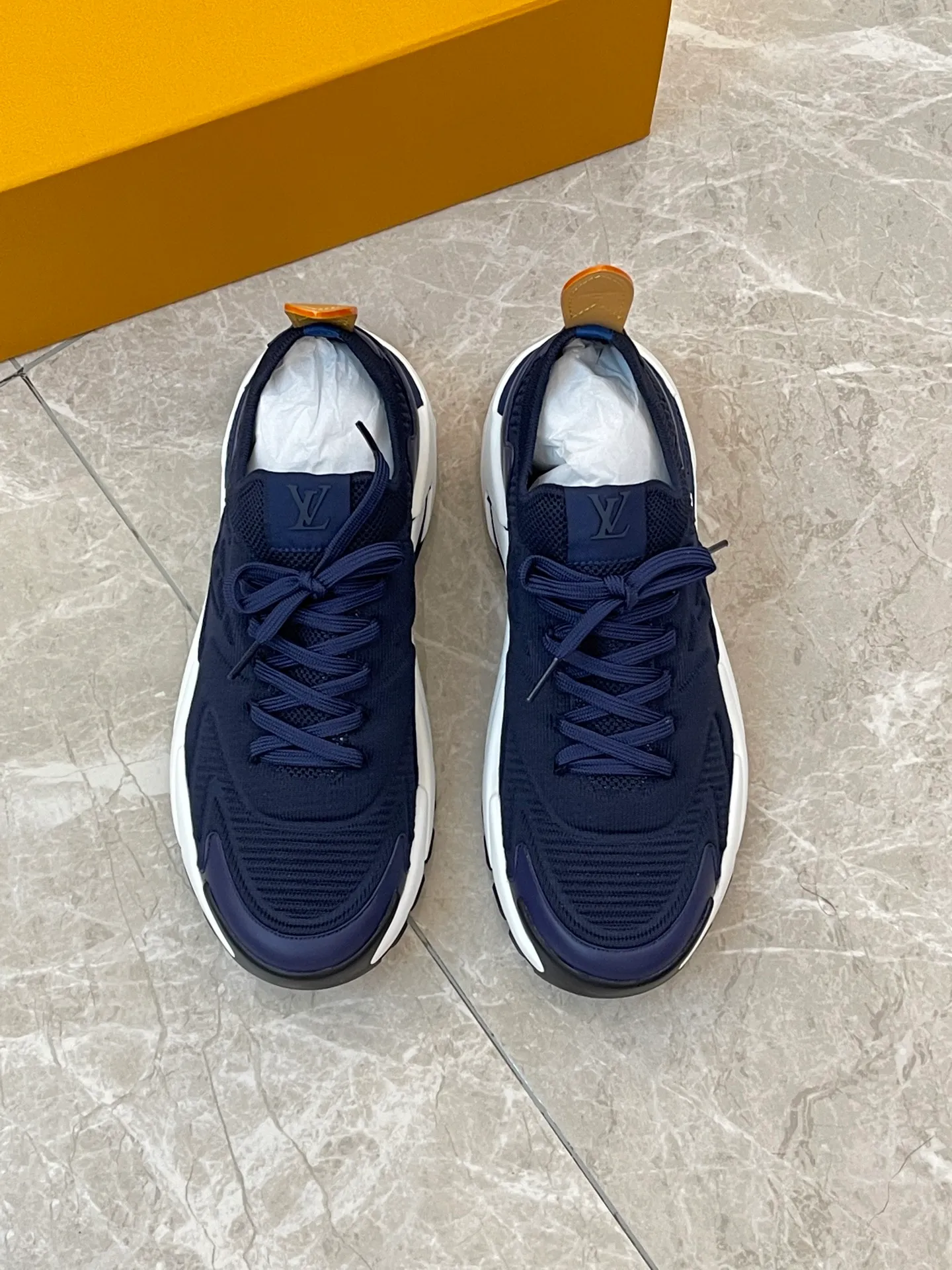 [L Home] Top P: 700💰 Size: 39-44 (customized at 38.45.46) LV Donkey Brand Louis Vuitton RUNNER TATIC new men's sneakers This LV Runner Tatic sneaker uses a whole piece of technical knitting to create an easy-to-take-off design, and then outlines the upper with cow leather trim. The LV logo on the side releases a dynamic atmosphere between the textures, the leather back strap is shaped like the handle fastener of the Louis Vuitton leather goods series, and the lightweight and wear-resistant two-tone rubber sole completes the whole. The toe and heel wrap details continue to provide comfortable fabric foot support, creating a stylish and stylish upper! Comes with full original packaging!